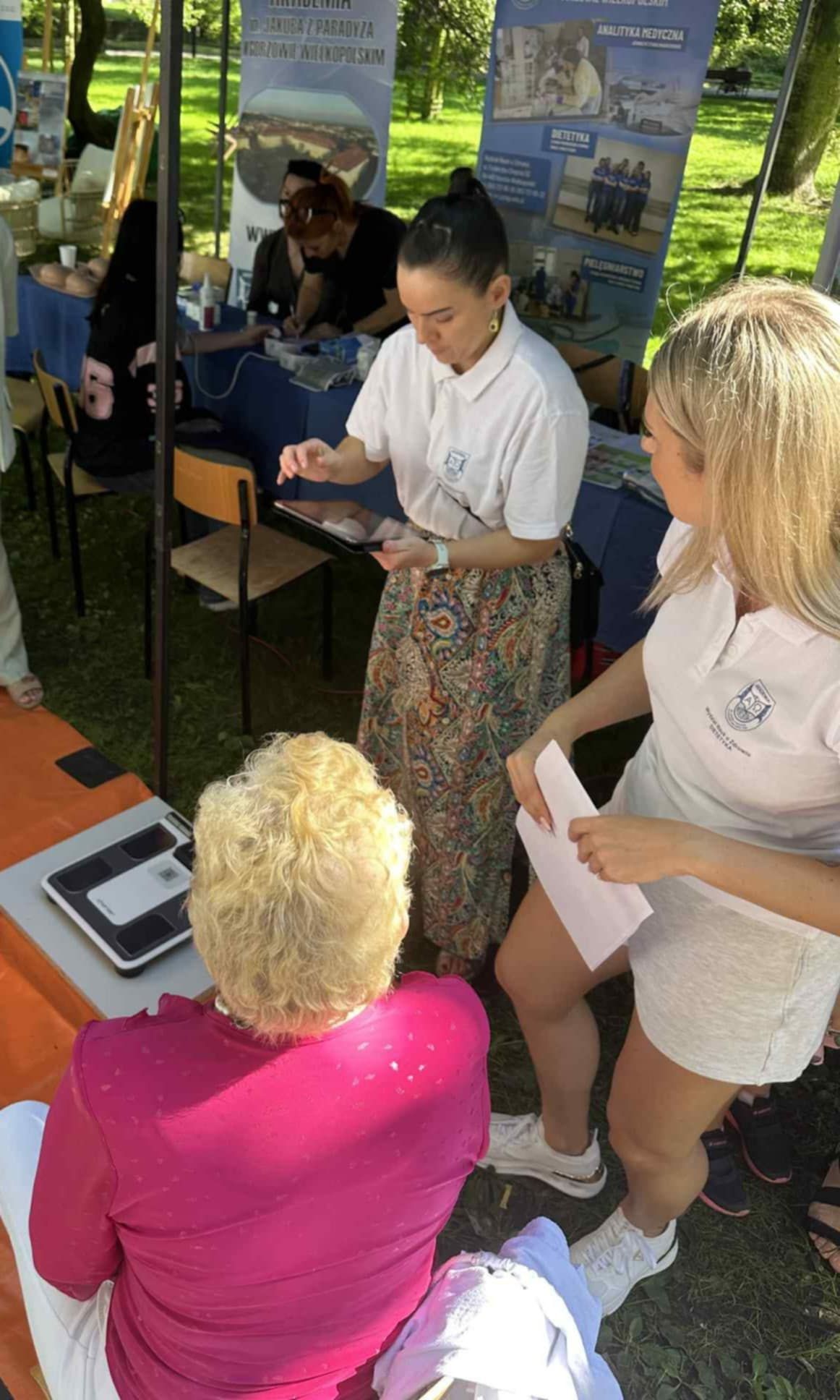 Studentki Wydziału Nauk o Zdrowiu Akademii im. Jakuba z Paradyża wykonują badanie składu ciała u uczestniczki Pikniku Zdrowia.